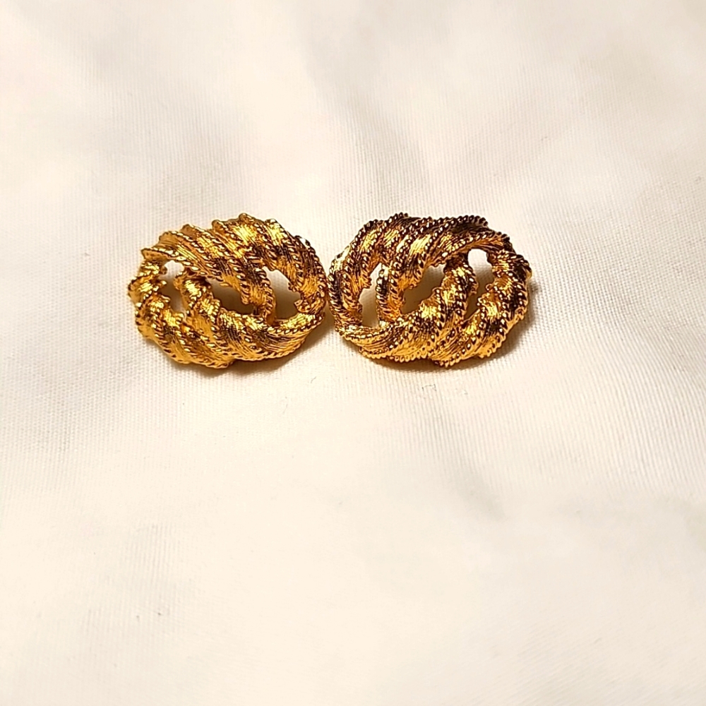 Napier signed vintage goldtone twisted double circle earrings